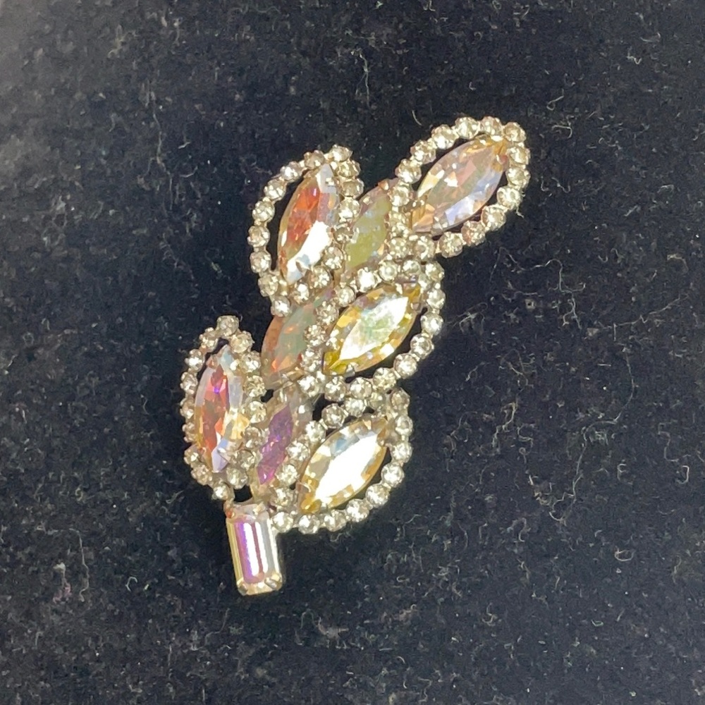 Vintage Weiss crystal brooch 2.5”
